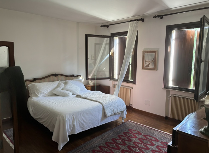 Nel cuore di Maser, proponiamo in vendita una rara opportunità: casa singola terratetto immersa n...