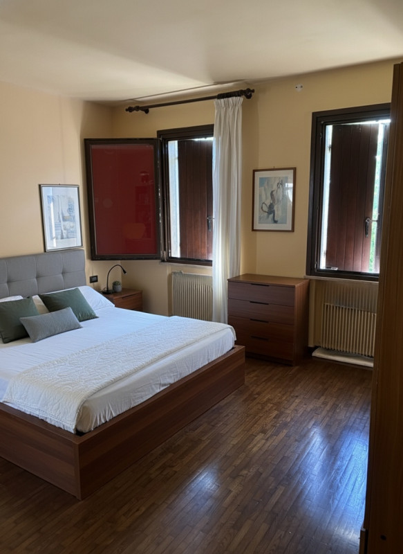 Nel cuore di Maser, proponiamo in vendita una rara opportunità: casa singola terratetto immersa n...