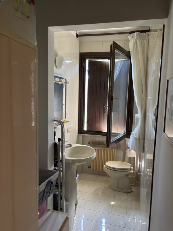 Nel cuore di Maser, proponiamo in vendita una rara opportunità: casa singola terratetto immersa n...