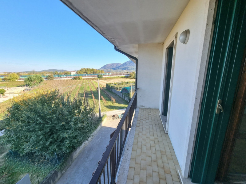 Albettone (VI), Frazione di Lovolo, proponiamo in Vendita Spazioso Appartamento al piano secondo ...