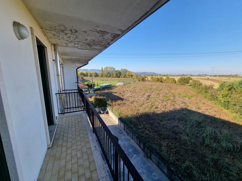 Albettone (VI), Frazione di Lovolo, proponiamo in Vendita Spazioso Appartamento al piano secondo ...