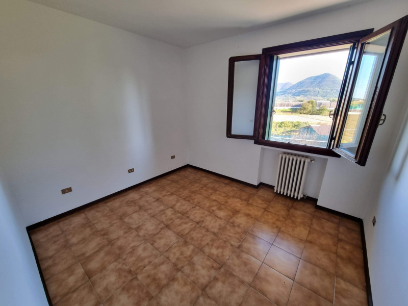 Albettone (VI), Frazione di Lovolo, proponiamo in Vendita Spazioso Appartamento al piano secondo ...