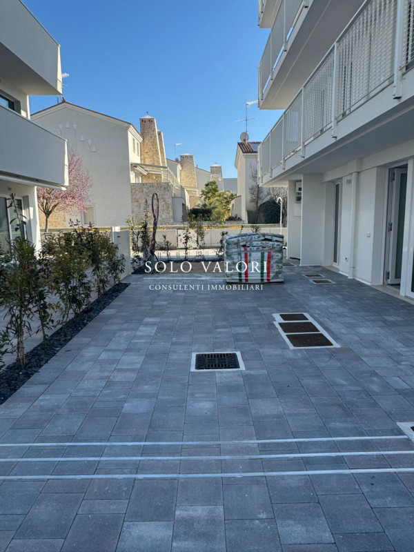 Scopri il tuo nuovo rifugio al mare con questo splendido appartamento quadrilocale situato nella ...