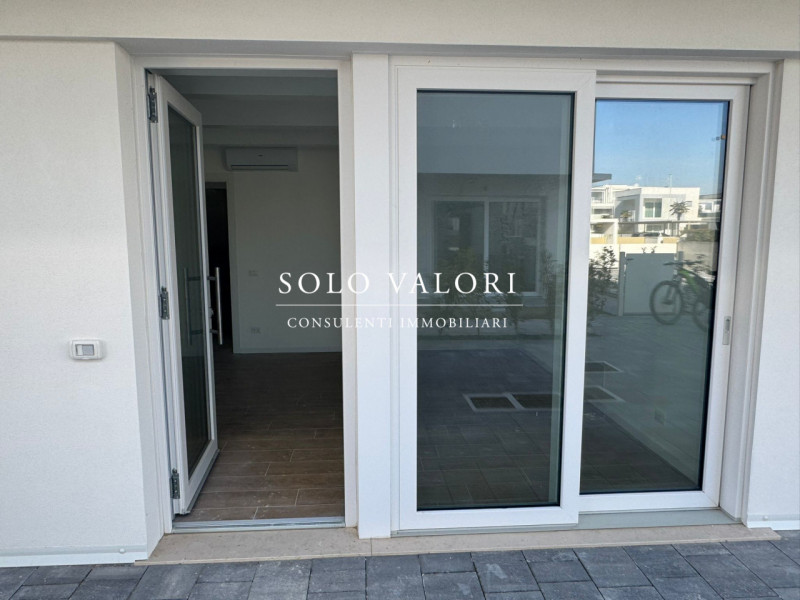 Scopri il tuo nuovo rifugio al mare con questo splendido appartamento quadrilocale situato nella ...