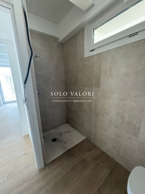 Scopri il tuo nuovo rifugio al mare con questo splendido appartamento quadrilocale situato nella ...