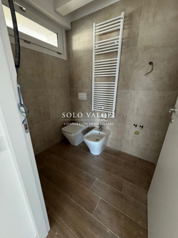 Scopri il tuo nuovo rifugio al mare con questo splendido appartamento quadrilocale situato nella ...