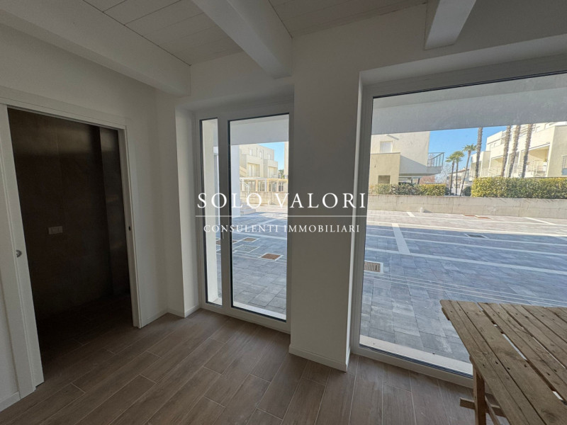 Scopri il tuo nuovo rifugio al mare con questo splendido appartamento quadrilocale situato nella ...