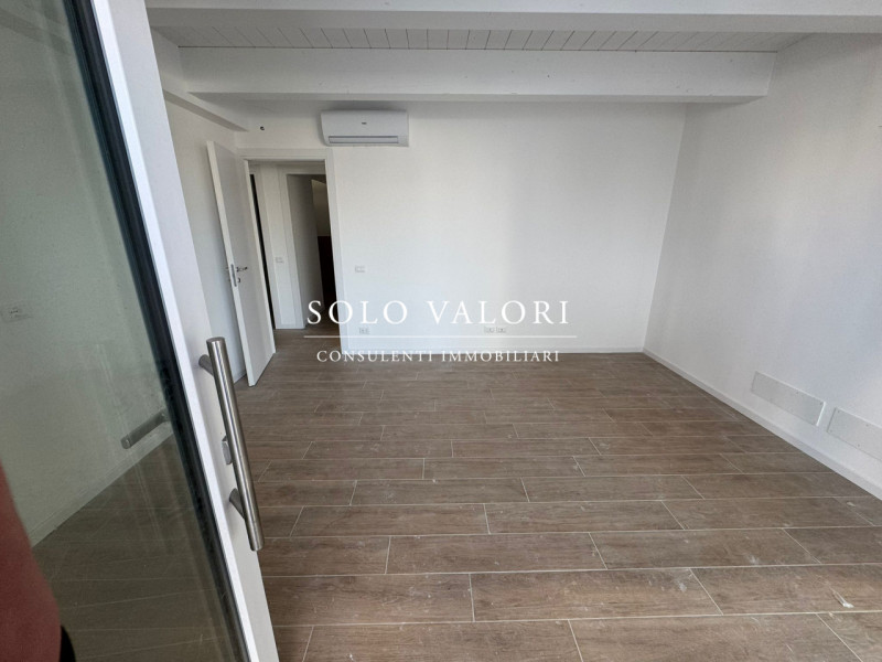 Scopri il tuo nuovo rifugio al mare con questo splendido appartamento quadrilocale situato nella ...