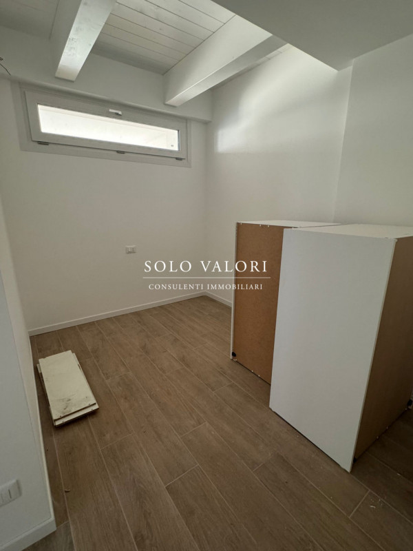 Scopri il tuo nuovo rifugio al mare con questo splendido appartamento quadrilocale situato nella ...