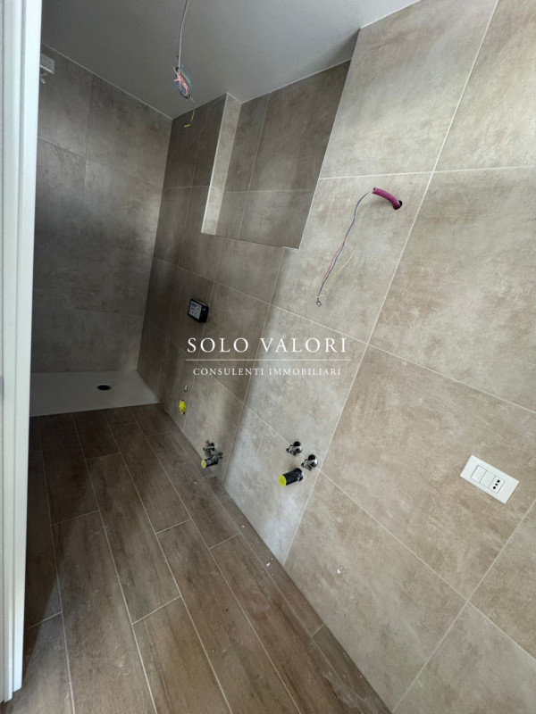 Scopri il tuo nuovo rifugio al mare con questo splendido appartamento quadrilocale situato nella ...