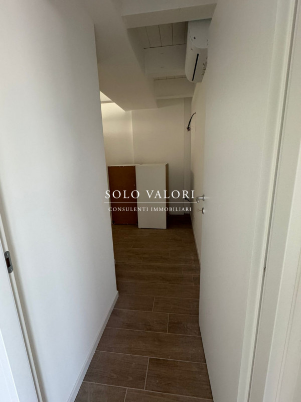 Scopri il tuo nuovo rifugio al mare con questo splendido appartamento quadrilocale situato nella ...