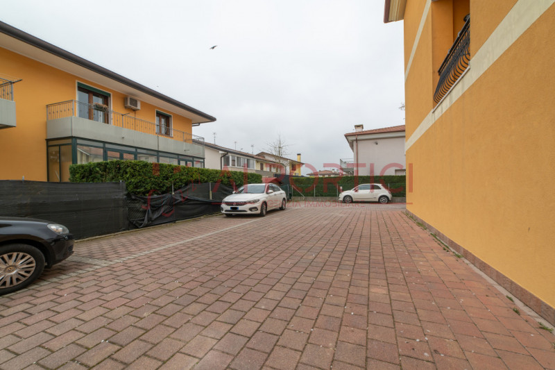 PIOVE DI SACCO loc. Piovega - luminoso APPARTAMENTO, grazie all'esposizione Est - Sud, che offre ...