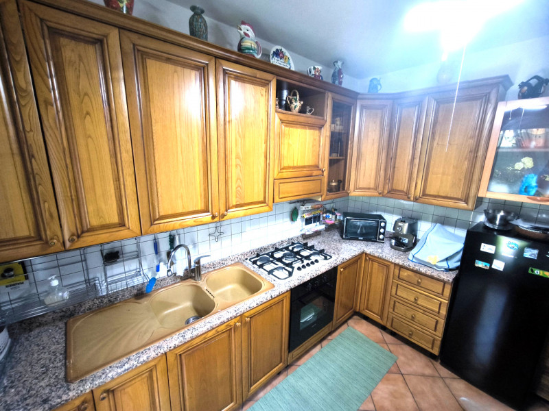 Scopri questo affascinante appartamento pentalocale situato nel cuore di Casalserugo, una delle z...