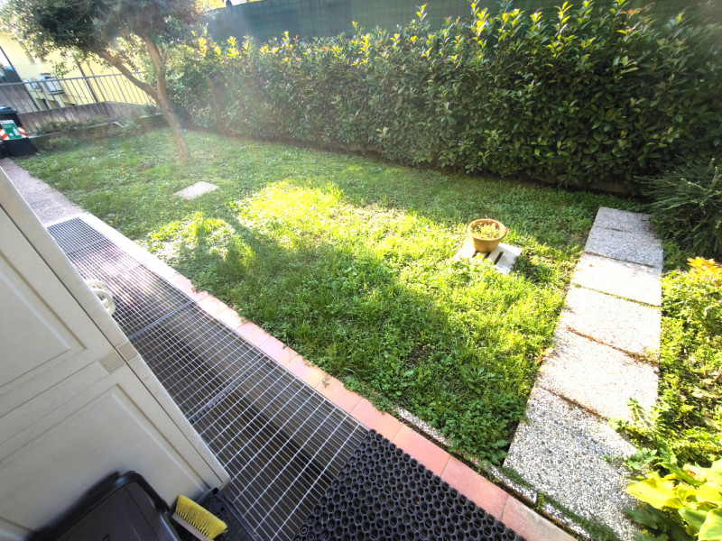 Scopri questo affascinante appartamento pentalocale situato nel cuore di Casalserugo, una delle z...