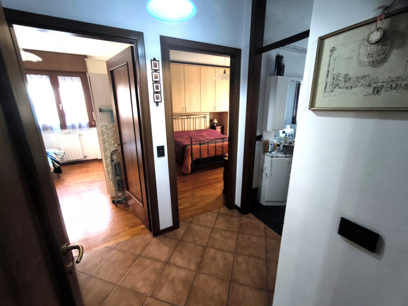 Scopri questo affascinante appartamento pentalocale situato nel cuore di Casalserugo, una delle z...