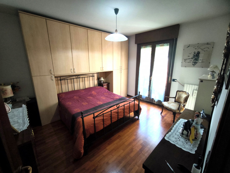 Scopri questo affascinante appartamento pentalocale situato nel cuore di Casalserugo, una delle z...