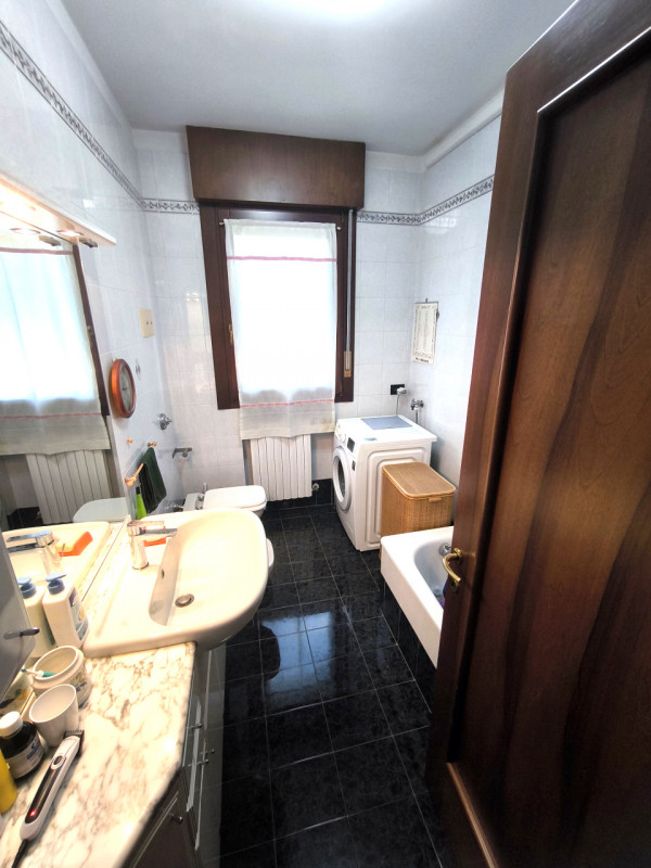 Scopri questo affascinante appartamento pentalocale situato nel cuore di Casalserugo, una delle z...