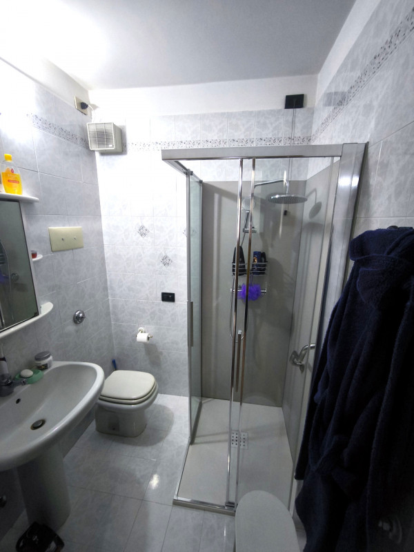 Scopri questo affascinante appartamento pentalocale situato nel cuore di Casalserugo, una delle z...