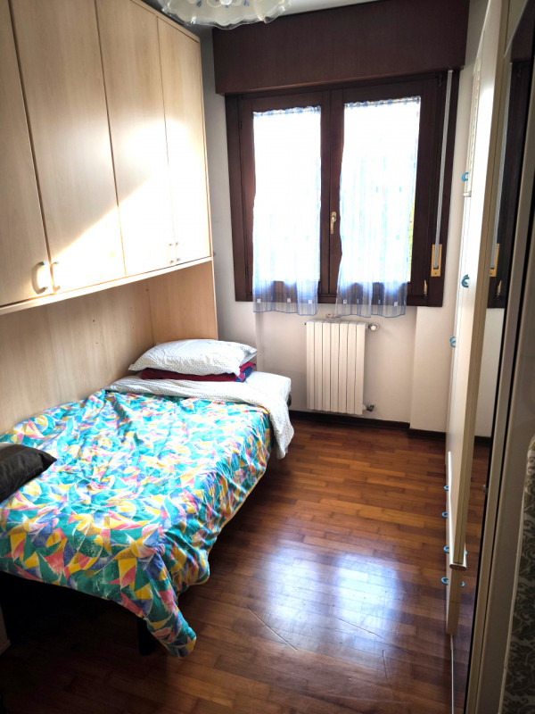 Scopri questo affascinante appartamento pentalocale situato nel cuore di Casalserugo, una delle z...