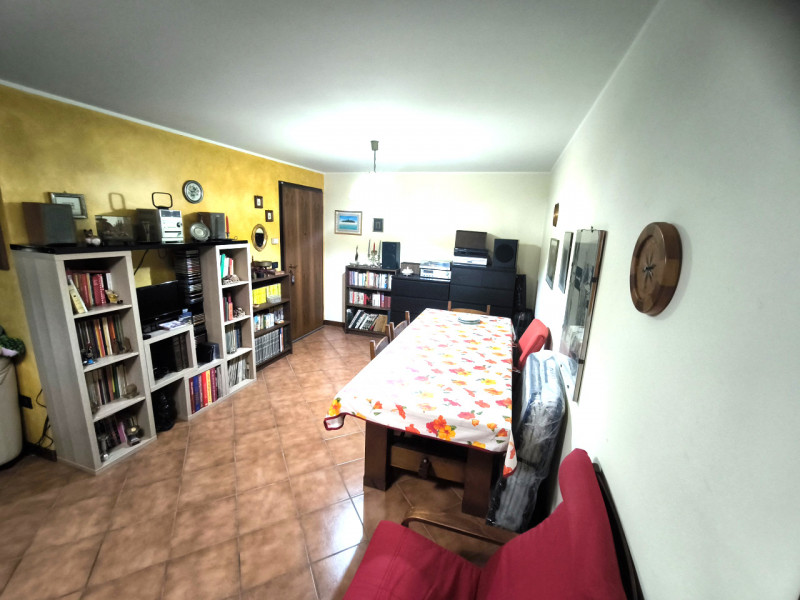 Scopri questo affascinante appartamento pentalocale situato nel cuore di Casalserugo, una delle z...