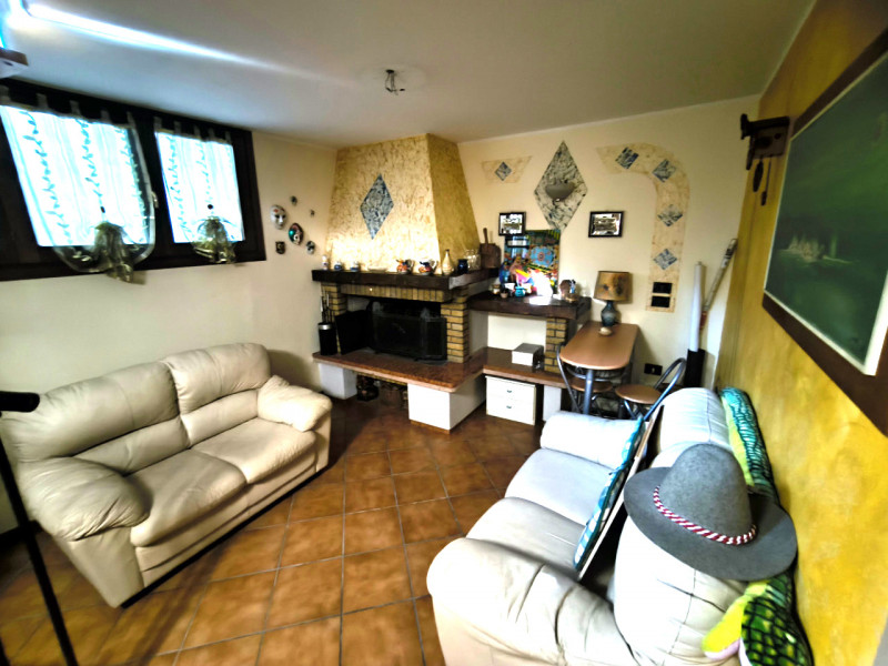 Scopri questo affascinante appartamento pentalocale situato nel cuore di Casalserugo, una delle z...