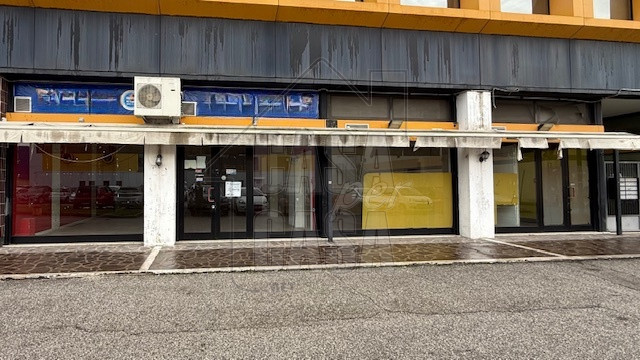 Scopri un'opportunità imperdibile nel cuore commerciale di Padova! Ti presentiamo un ampio negozi...