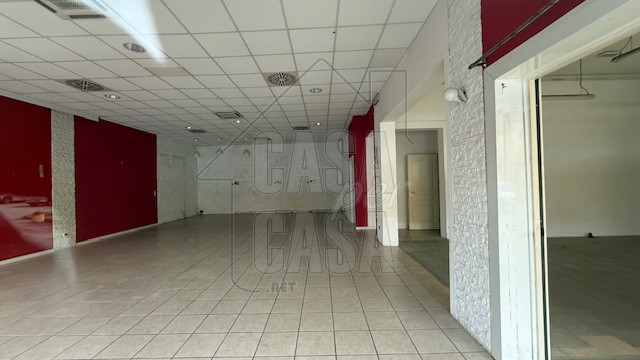 Scopri un'opportunità imperdibile nel cuore commerciale di Padova! Ti presentiamo un ampio negozi...