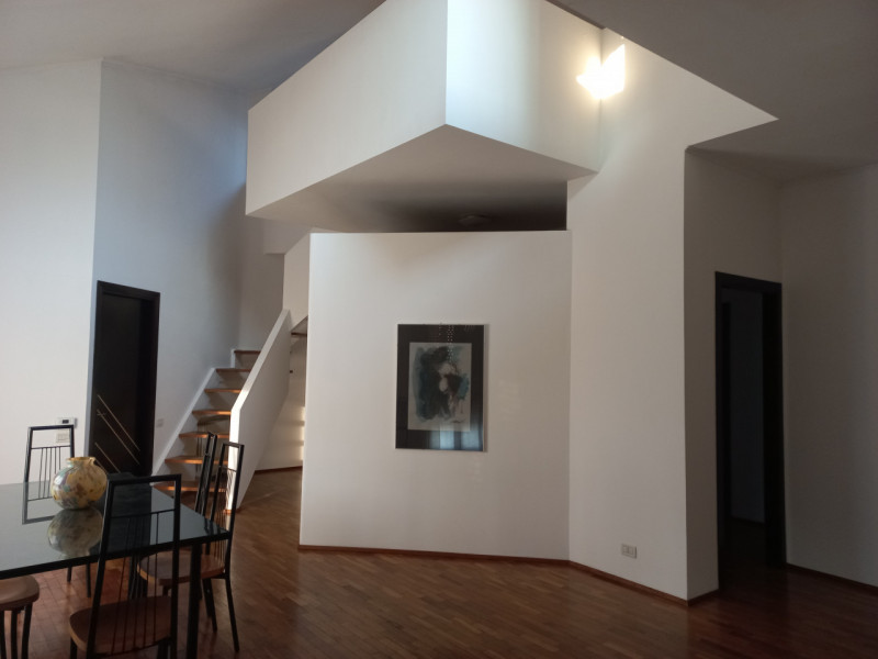 VICENZA-VIA CATTANEO: ULTIMO PIANO BICAMERE + MANSARDA CON TERRAZZA ABITABILE, ARREDATO DI CUCINA...