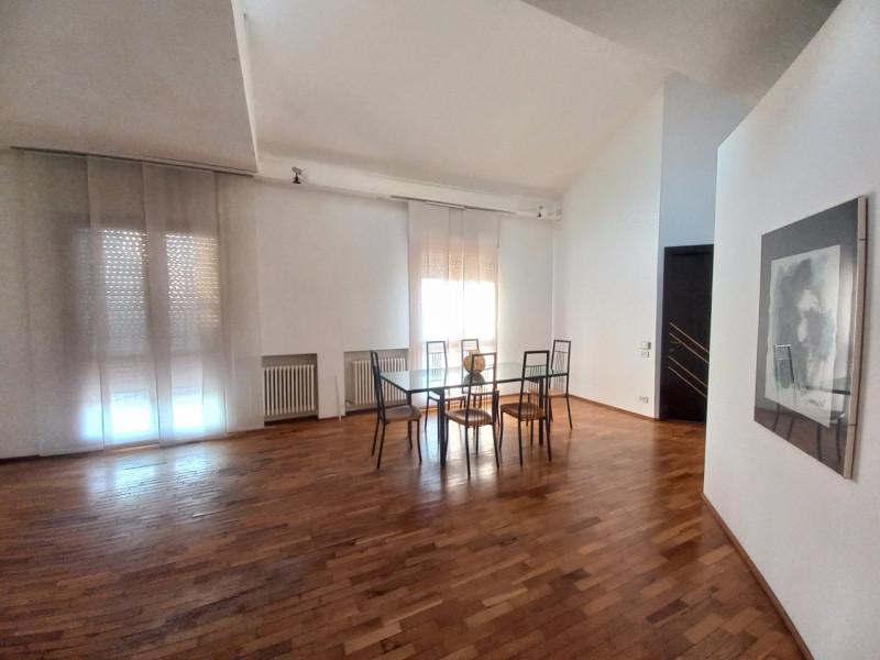 VICENZA-VIA CATTANEO: ULTIMO PIANO BICAMERE + MANSARDA CON TERRAZZA ABITABILE, ARREDATO DI CUCINA...