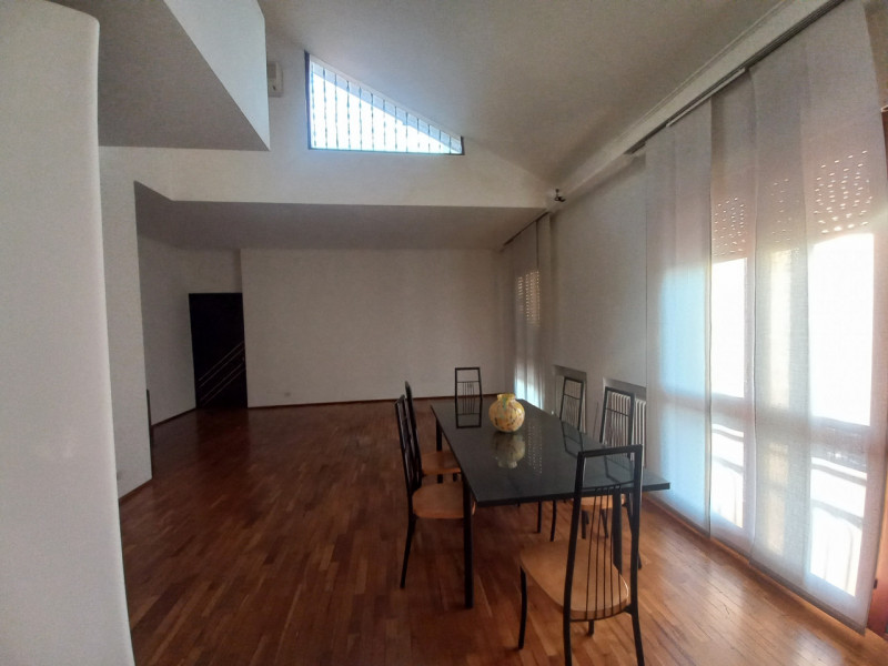 VICENZA-VIA CATTANEO: ULTIMO PIANO BICAMERE + MANSARDA CON TERRAZZA ABITABILE, ARREDATO DI CUCINA...