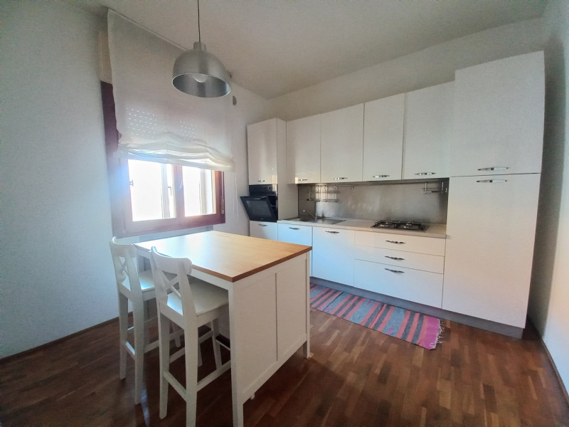 VICENZA-VIA CATTANEO: ULTIMO PIANO BICAMERE + MANSARDA CON TERRAZZA ABITABILE, ARREDATO DI CUCINA...