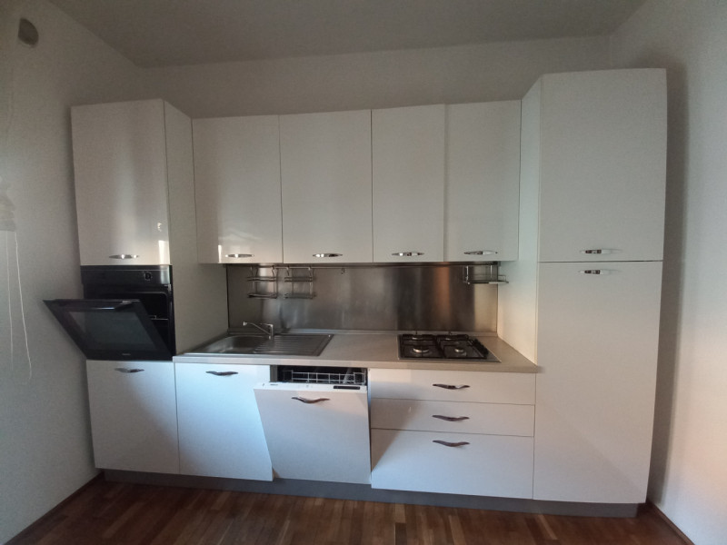 VICENZA-VIA CATTANEO: ULTIMO PIANO BICAMERE + MANSARDA CON TERRAZZA ABITABILE, ARREDATO DI CUCINA...