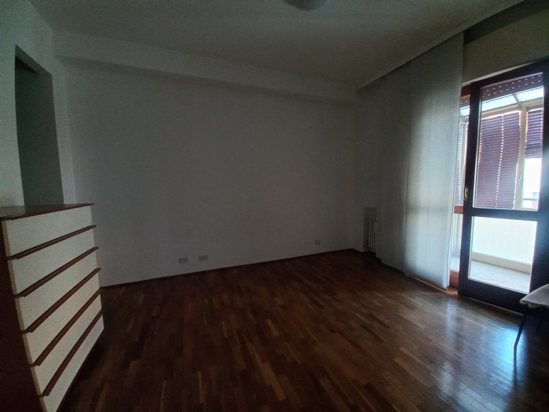 VICENZA-VIA CATTANEO: ULTIMO PIANO BICAMERE + MANSARDA CON TERRAZZA ABITABILE, ARREDATO DI CUCINA...