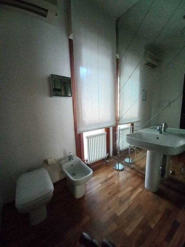 VICENZA-VIA CATTANEO: ULTIMO PIANO BICAMERE + MANSARDA CON TERRAZZA ABITABILE, ARREDATO DI CUCINA...