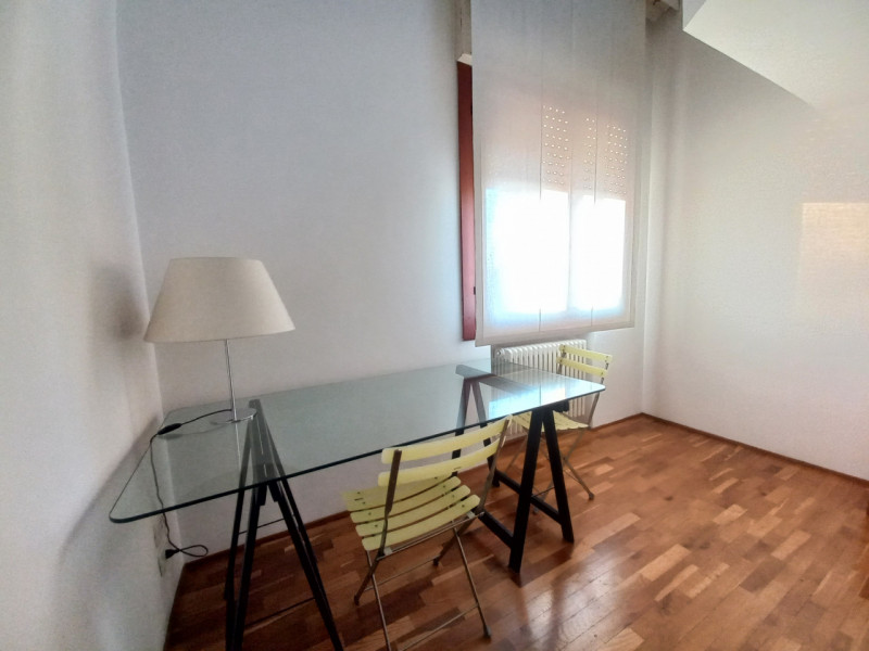 VICENZA-VIA CATTANEO: ULTIMO PIANO BICAMERE + MANSARDA CON TERRAZZA ABITABILE, ARREDATO DI CUCINA...