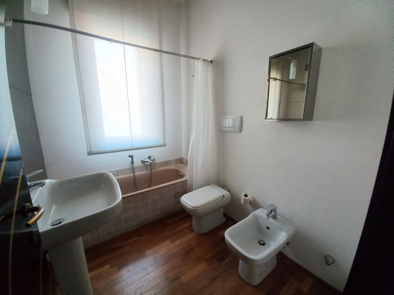 VICENZA-VIA CATTANEO: ULTIMO PIANO BICAMERE + MANSARDA CON TERRAZZA ABITABILE, ARREDATO DI CUCINA...