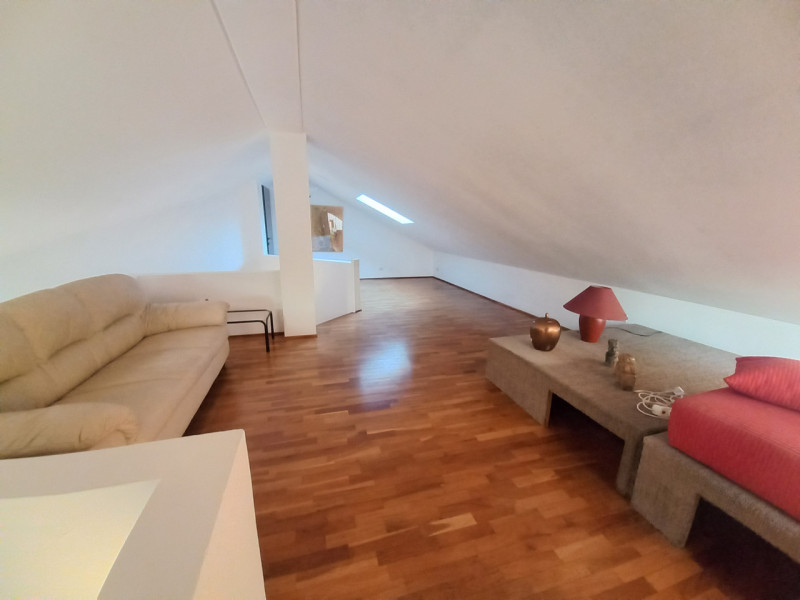 VICENZA-VIA CATTANEO: ULTIMO PIANO BICAMERE + MANSARDA CON TERRAZZA ABITABILE, ARREDATO DI CUCINA...