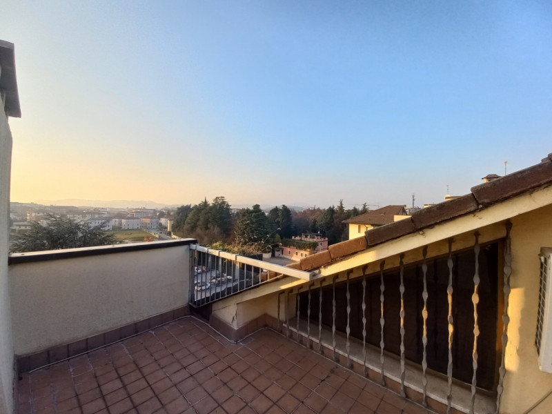 VICENZA-VIA CATTANEO: ULTIMO PIANO BICAMERE + MANSARDA CON TERRAZZA ABITABILE, ARREDATO DI CUCINA...