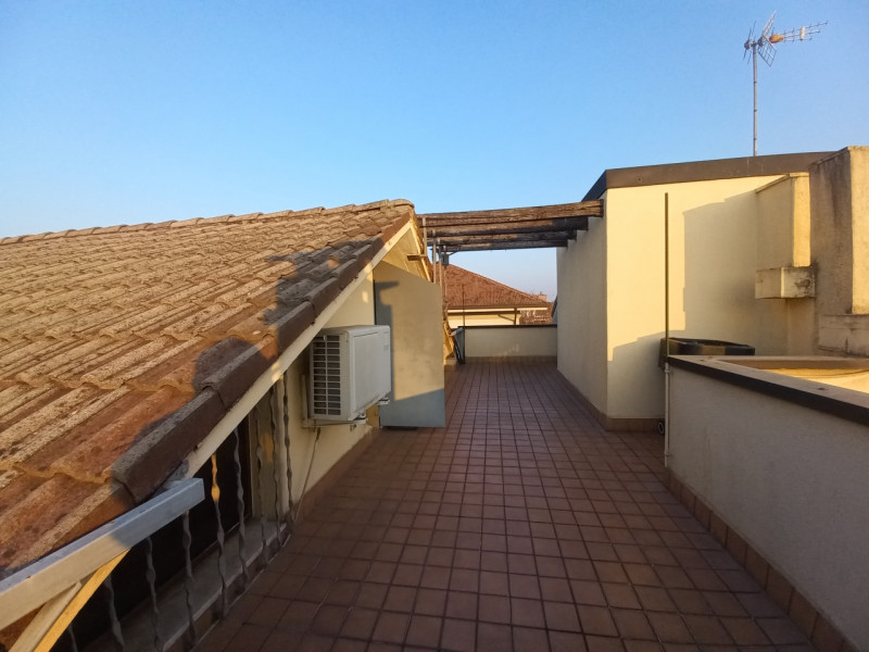 VICENZA-VIA CATTANEO: ULTIMO PIANO BICAMERE + MANSARDA CON TERRAZZA ABITABILE, ARREDATO DI CUCINA...