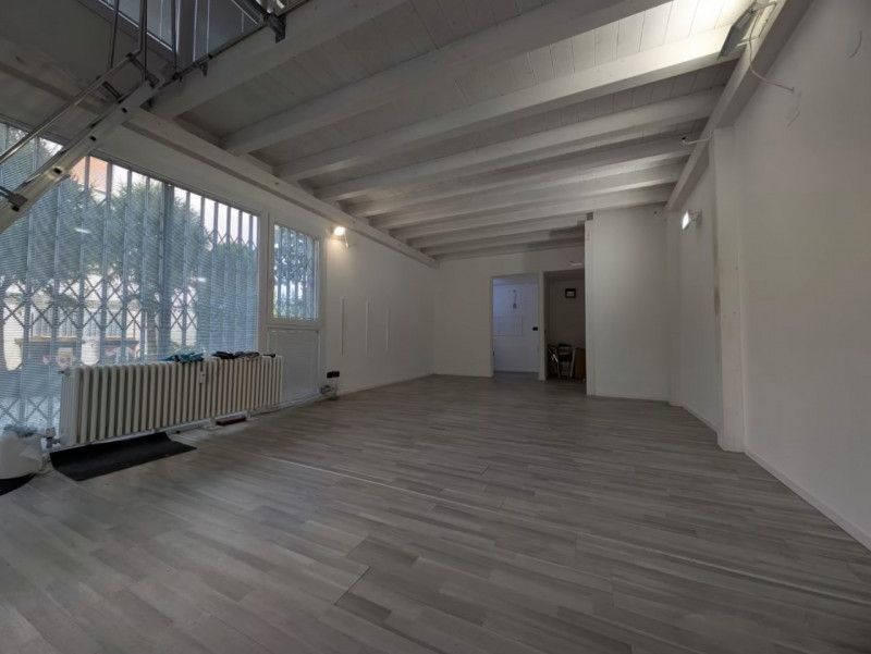 Scopri questa splendida opportunità nel cuore di Arcella, a Padova! In vendita un immobile A/10 a...