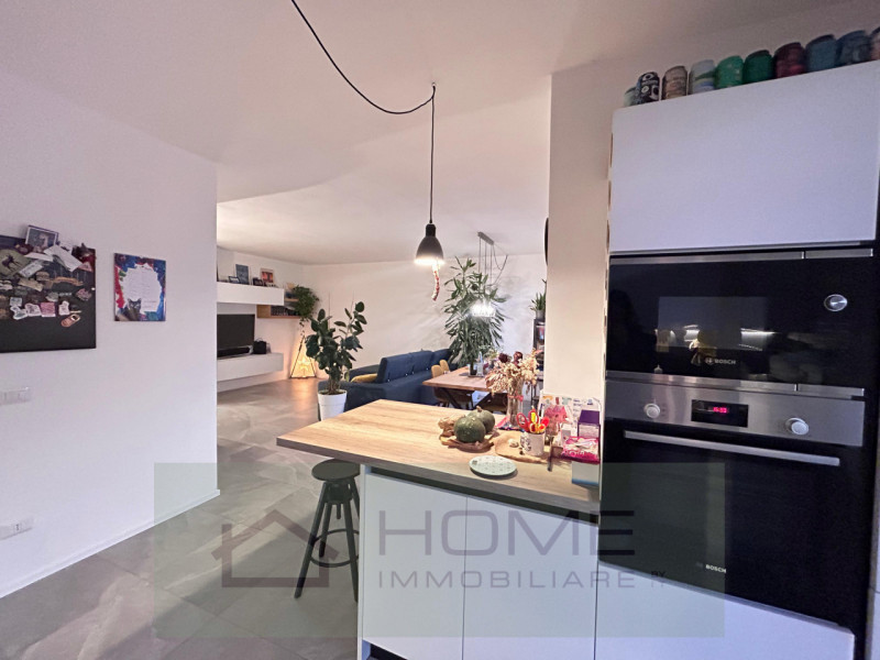 In zona residenziale tranquilla ma comoda ai principali servizi, proponiamo in vendita un moderno...