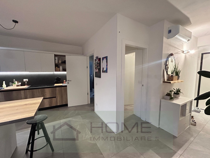 In zona residenziale tranquilla ma comoda ai principali servizi, proponiamo in vendita un moderno...