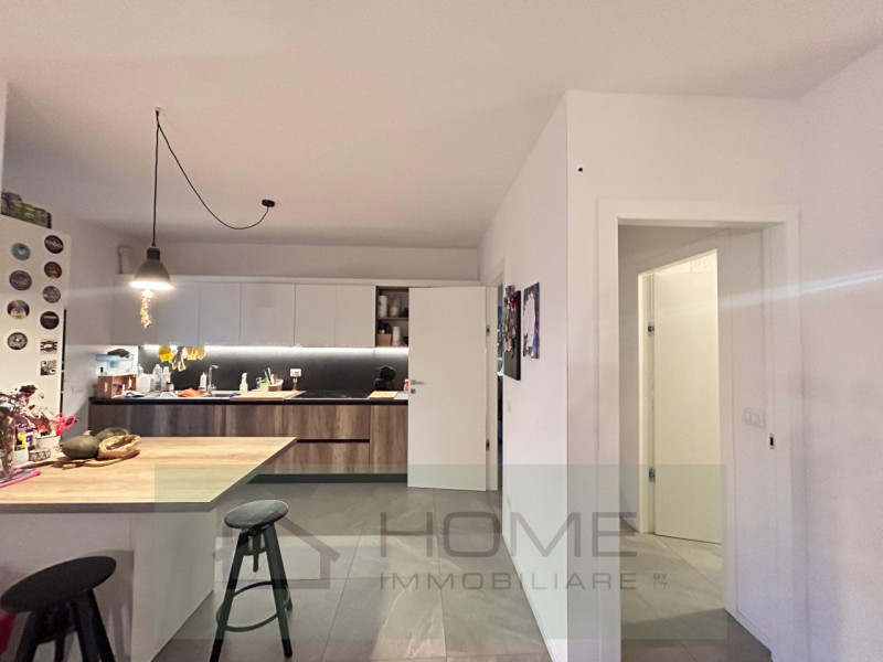 In zona residenziale tranquilla ma comoda ai principali servizi, proponiamo in vendita un moderno...