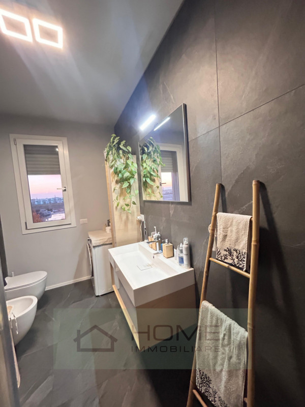 In zona residenziale tranquilla ma comoda ai principali servizi, proponiamo in vendita un moderno...