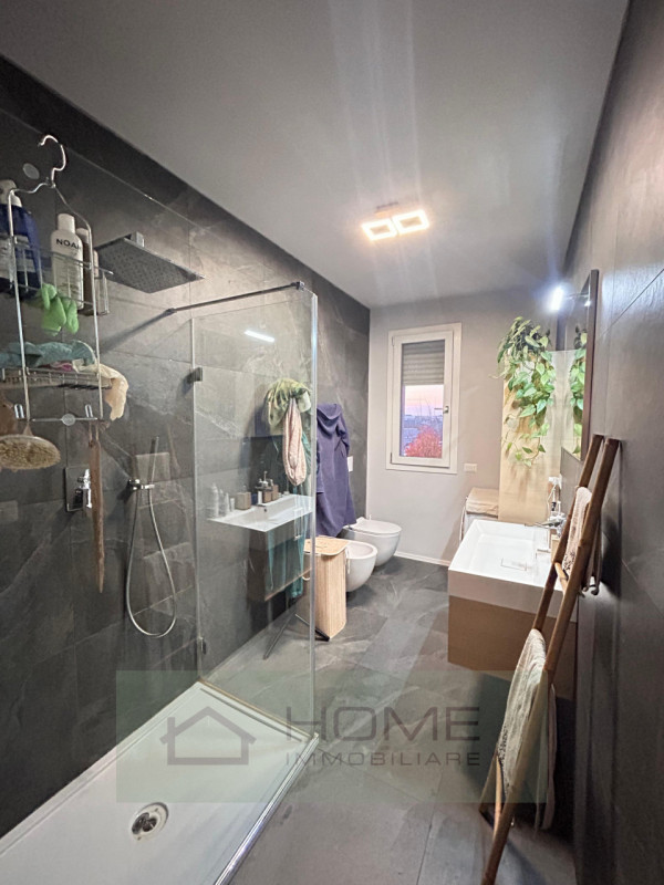 In zona residenziale tranquilla ma comoda ai principali servizi, proponiamo in vendita un moderno...