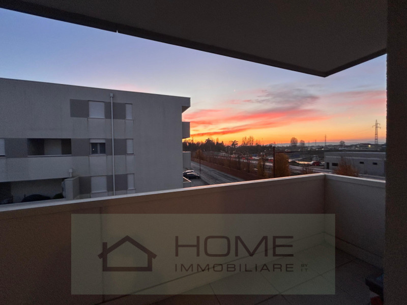 In zona residenziale tranquilla ma comoda ai principali servizi, proponiamo in vendita un moderno...