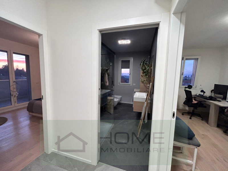 In zona residenziale tranquilla ma comoda ai principali servizi, proponiamo in vendita un moderno...