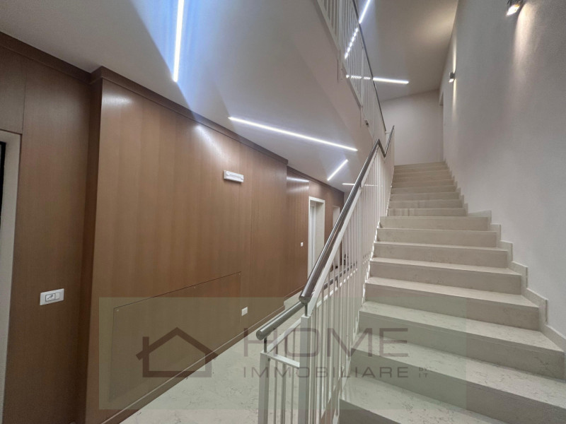 In zona residenziale tranquilla ma comoda ai principali servizi, proponiamo in vendita un moderno...