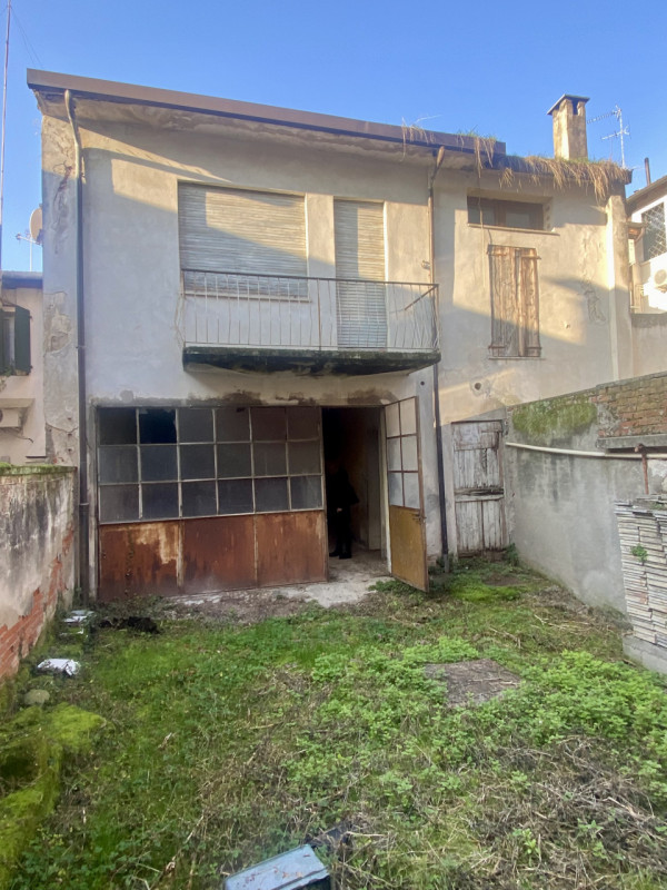 In centro storico, all'interno delle antiche mura cittadine, proponiamo alla vendita un palazzett...