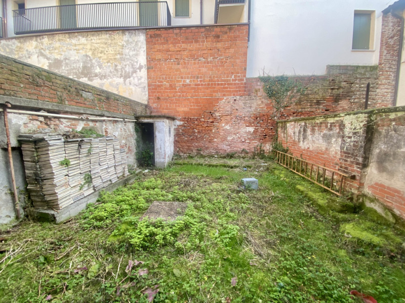 In centro storico, all'interno delle antiche mura cittadine, proponiamo alla vendita un palazzett...